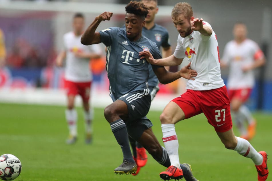 Kingsley Coman (l) gegen Konrad Laimer.