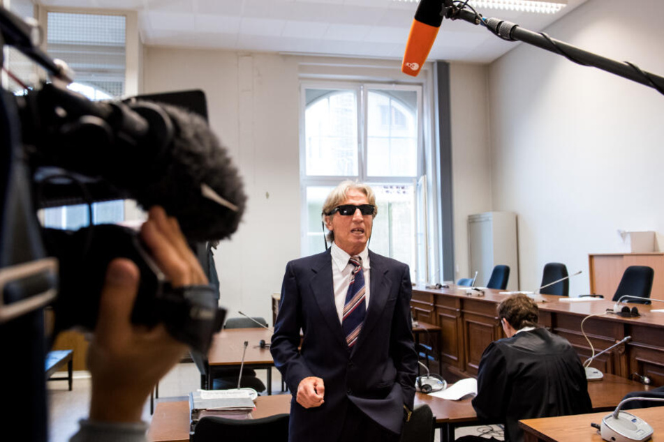 Mit Sonnenbrille und im Anzug trat Jauernik auch an den anderen Prozesstagen vor die Presse.