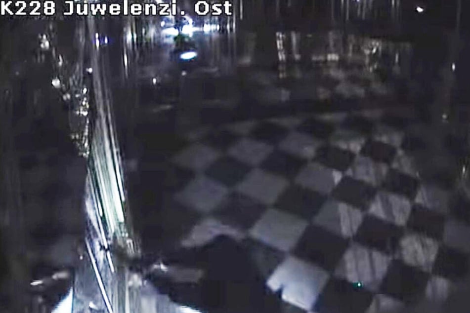Bilder der Überwachungskamera zeigen, wie einer der Täter mit einer Axt auf die Vitrine einschlägt.