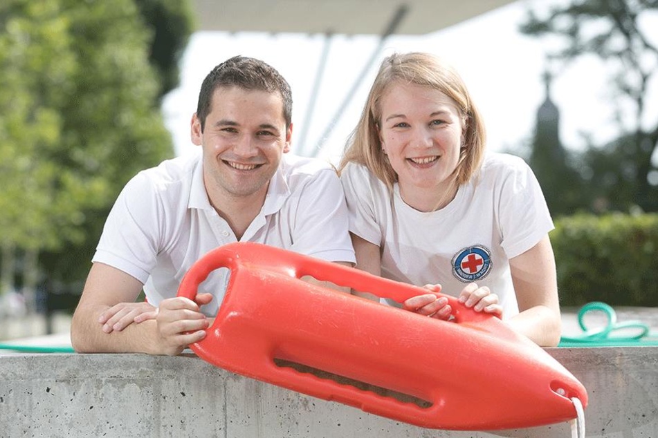 Rettung aus höchster Not: DRK-Rettungsschwimmer Barbara Spitz (24) und Benedikt Krug (27) holten im Naturbad Mockritz gemeinsam eine ertrinkende Frau aus dem Wasser.