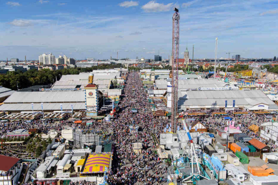 Die Wirtsbudenstraße auf dem Oktoberfest.