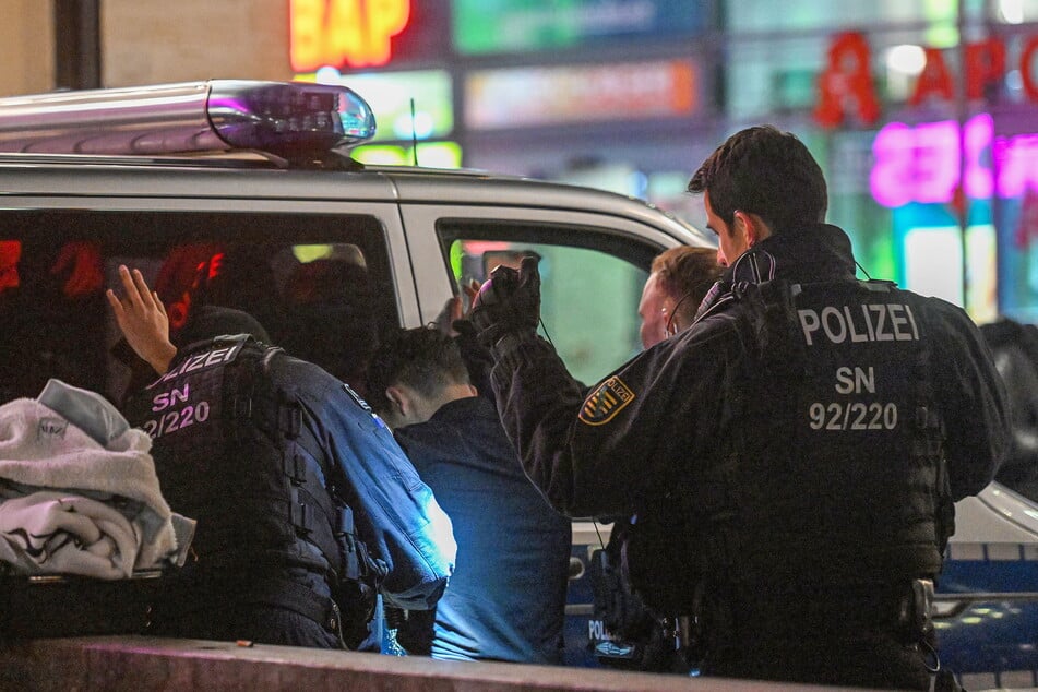 Mit Kontrollen versucht die Polizei für mehr Sicherheit in Dresdens Innenstadt zu sorgen.