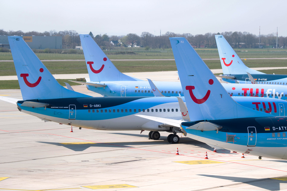 Flugzeuge von Tuifly parken am Flughafen Hannover.