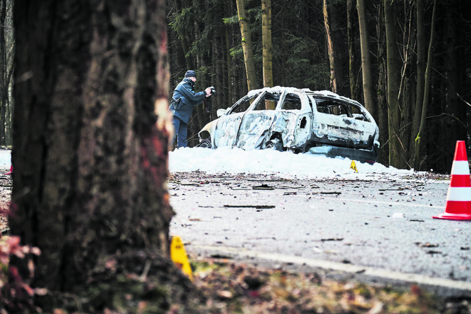 In diesem ausgebrannten Octavia starb Autodieb Pawel P. (42), als er mit dem geklauten Wagen vor der Polizei floh.