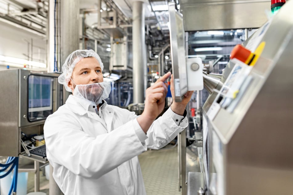 Der Maschinenführer / Anlagenführer (m/w/d) lässt die Abfüll- oder Verpackungsanlagen reibungslos laufen.