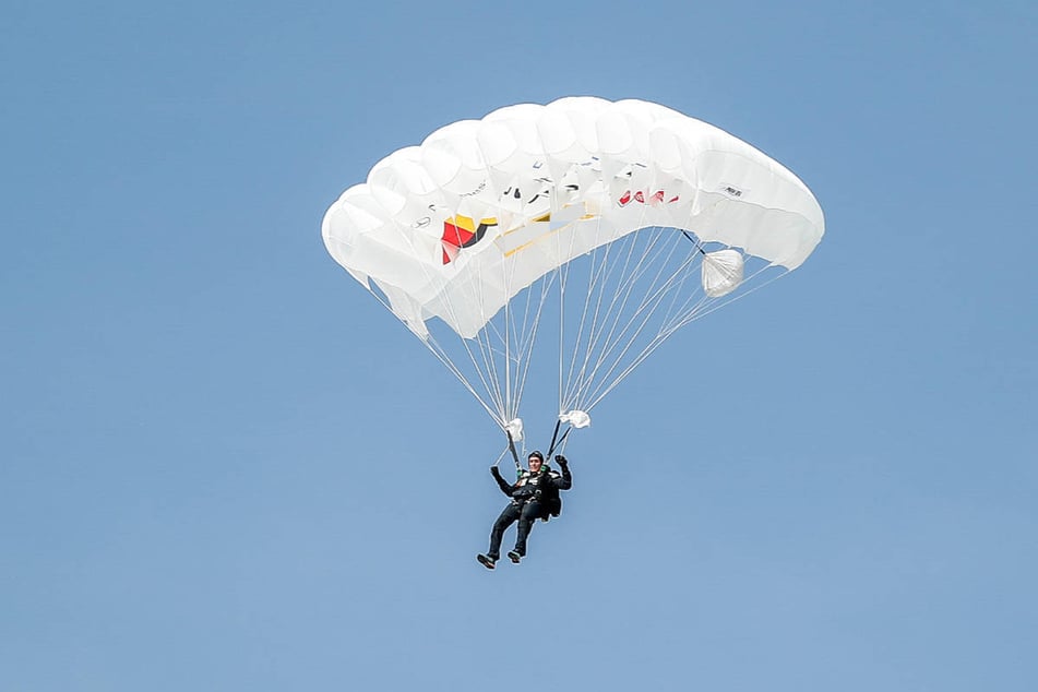 Ein 65-Jähriger ist nach einem Fallschirmsprung bei der Landung nahe dem Flugplatz Fehrbellin hart aufgeschlagen. (Symbolfoto)