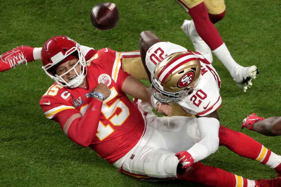 Jimmie Ward (r.) holt Quarterback Patrick Mahomes von den Beinen.