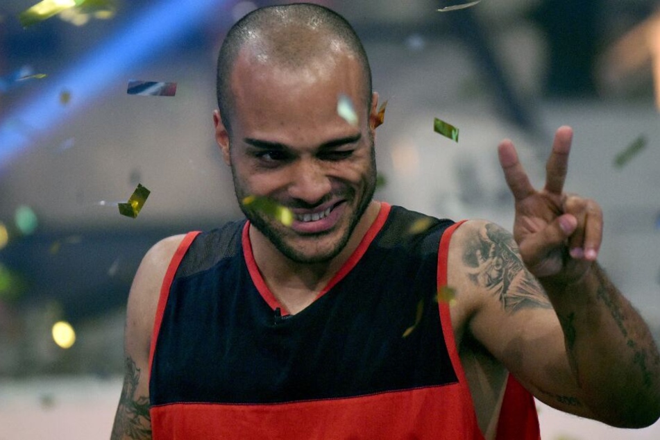 David Odonkor feiert seinen Sieg bei der dritten Staffel Promi Big Brother.