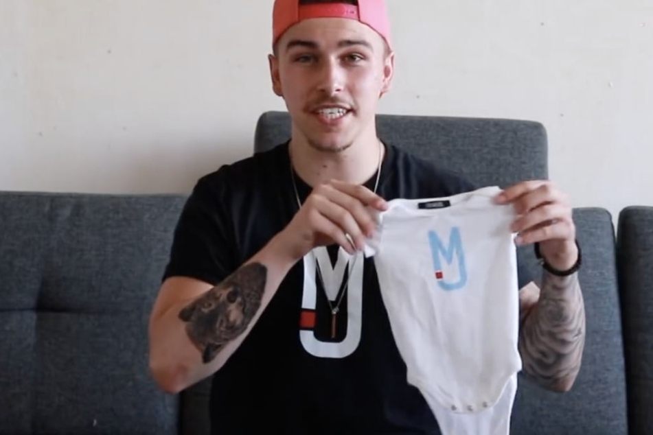 Entweder gibt es für 24,95 Euro ein schwarzes Shirt mit Logo auf der Brust oder für den gleichen Preis einen Baby-Body.