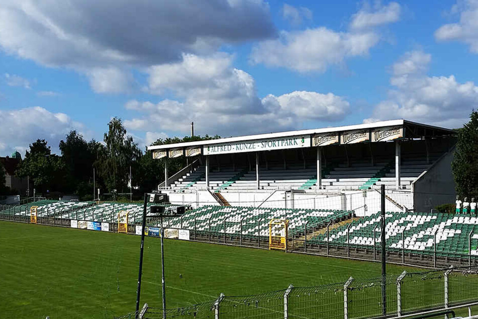 Die kultige Holztribüne im Alfred-Kunze-Sportpark bleibt wegen Einsturzgefahr bis auf weiteres geschlossen.