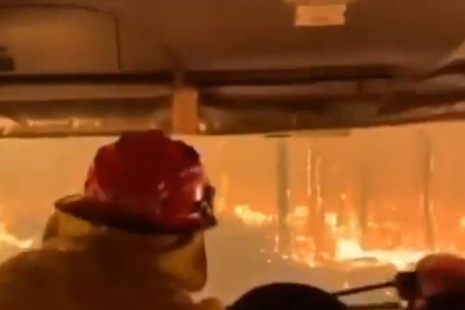 Dieser Screenshot aus einem Video der Feuerwehr zeigt, wie heftig die Buschfeuer in Australien toben.