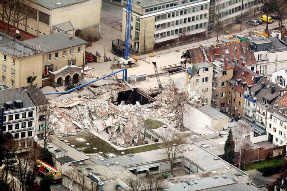 Trümmer liegen in Köln an der Stelle, an der sich das eingestürzte Historischen Stadtarchiv befand.