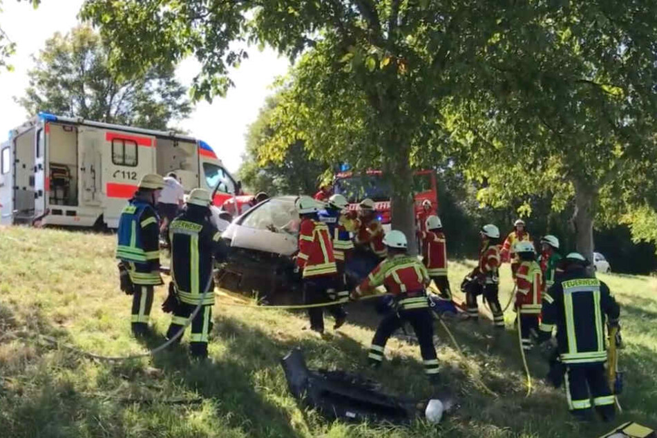Screenshot aus dem Video: Rettungskräfte an der Unfallstelle.