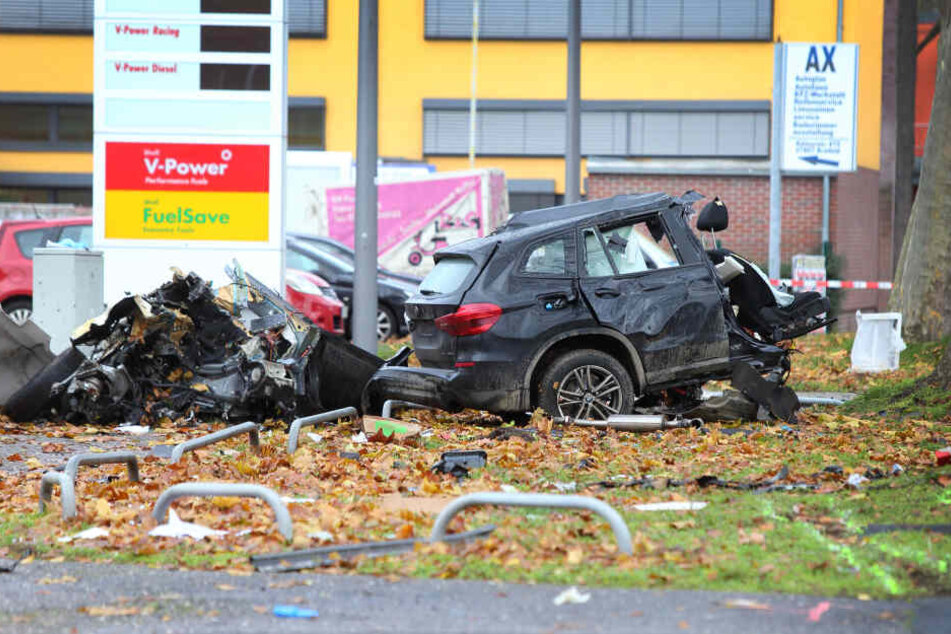 Bei dem tragischen Unfall starb ein Mensch, dessen Identität noch nicht restlos aufgeklärt ist.