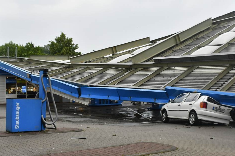 Hier Wird Eine Tankstelle Vom Unwetter Weggespult 24