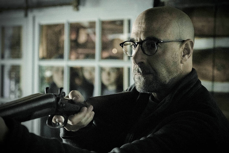 Hugh Andrews (Stanley Tucci) greift notgedrungen sogar zur Schrotflinte.