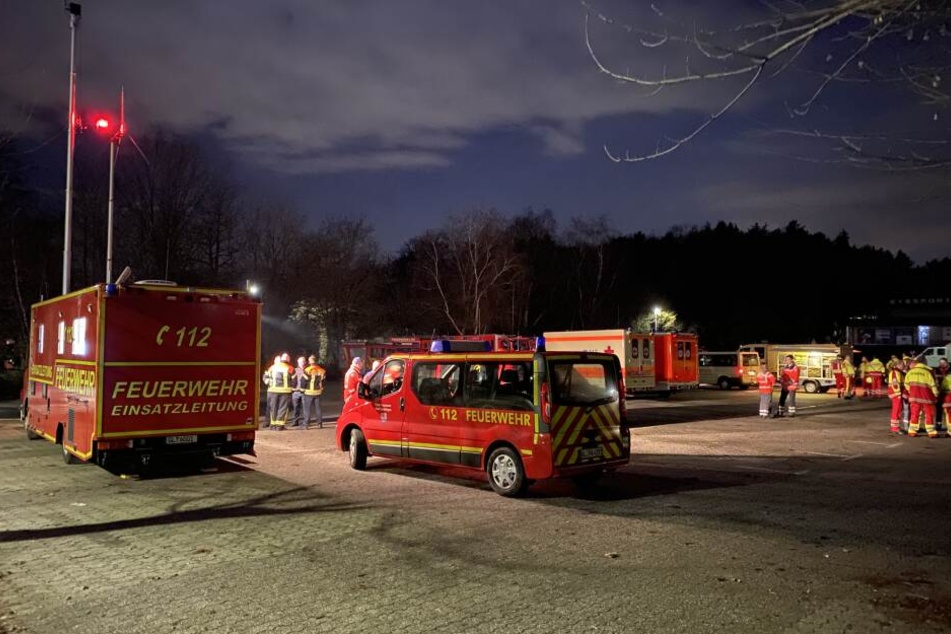 Etwa 120 Einsatzkräfte waren vor Ort, ein Teil nutzte den Parkplatz an der Eissporthalle.