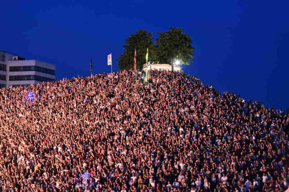 Besucher des Open-Air-Festival "Das Fest" am Freitagabend.