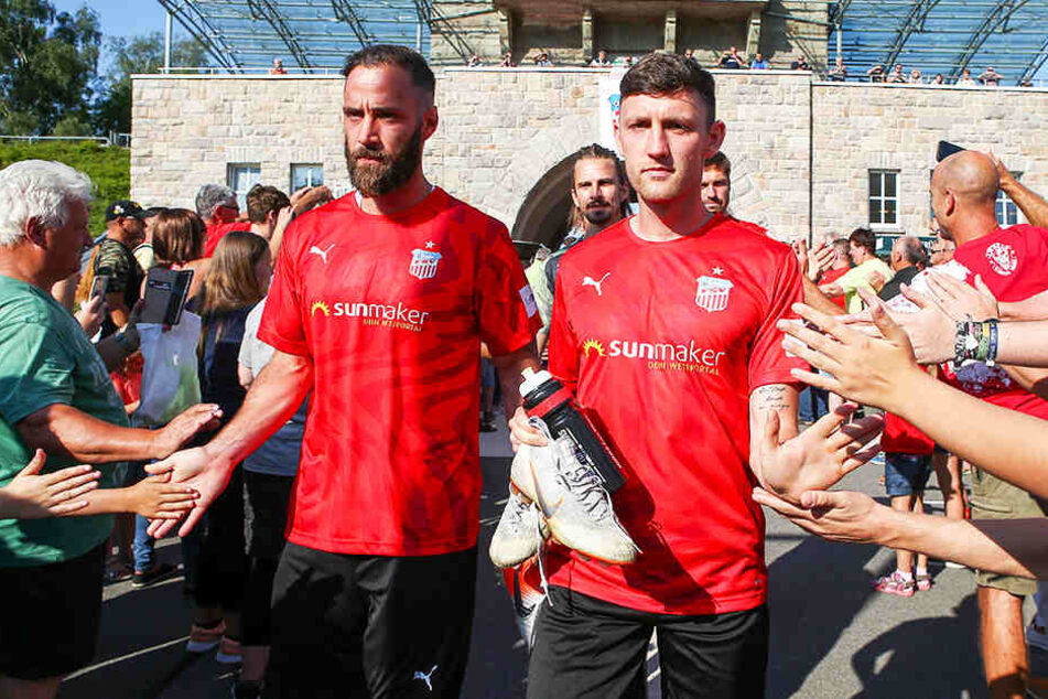 Zwickaus Neuzugang Christopher Handke (l.) und Christian Bickel wurden bei der offiziellen Saisoneröffnung von mehr als 1000 FSV-Fans herzlich begrüßt.