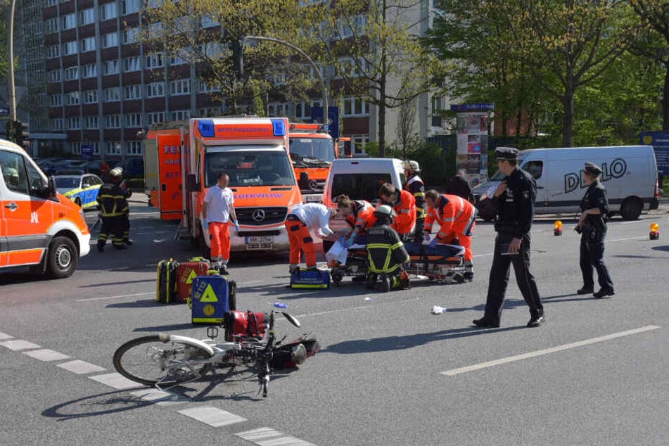 Schlimmer Unfall Radfahrer von Auto auf Kreuzung erfasst