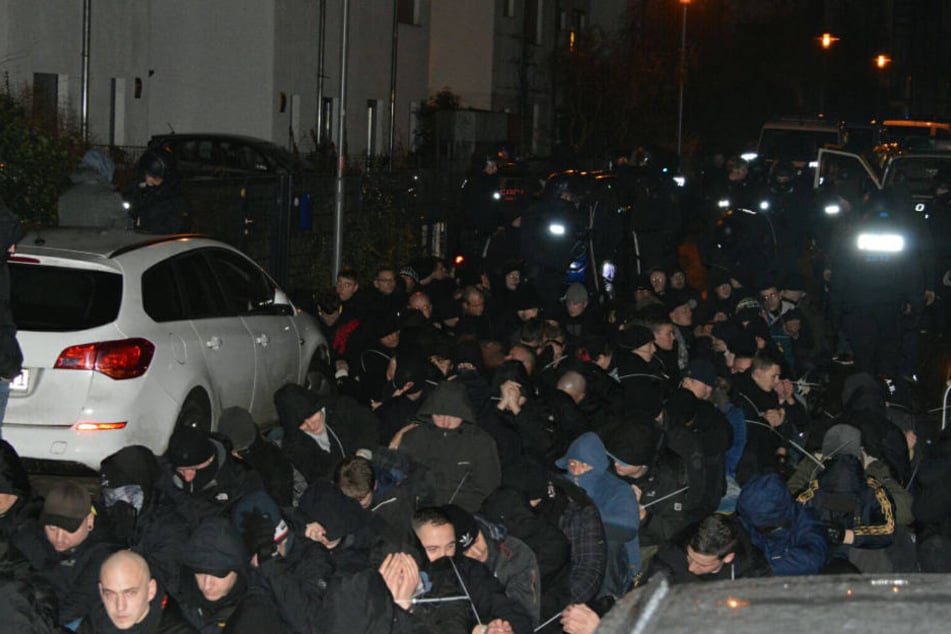 Mehr als 200 Verdächtige saßen mit Handfesseln auf den Boden, ehe sie zur Polizeidirektion gebracht und ihre Personalien festgestellt wurden.