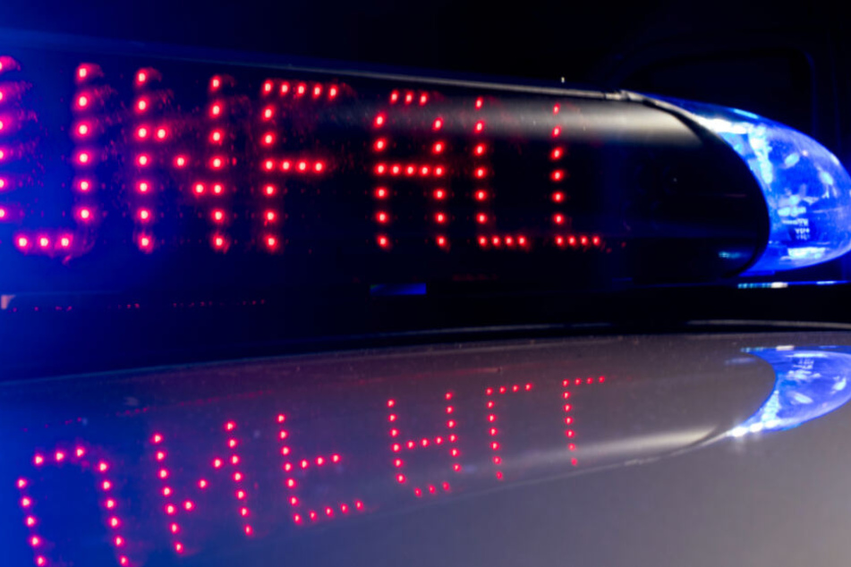 Die Polizei sperrte die Straße nach einem Unfall ab.