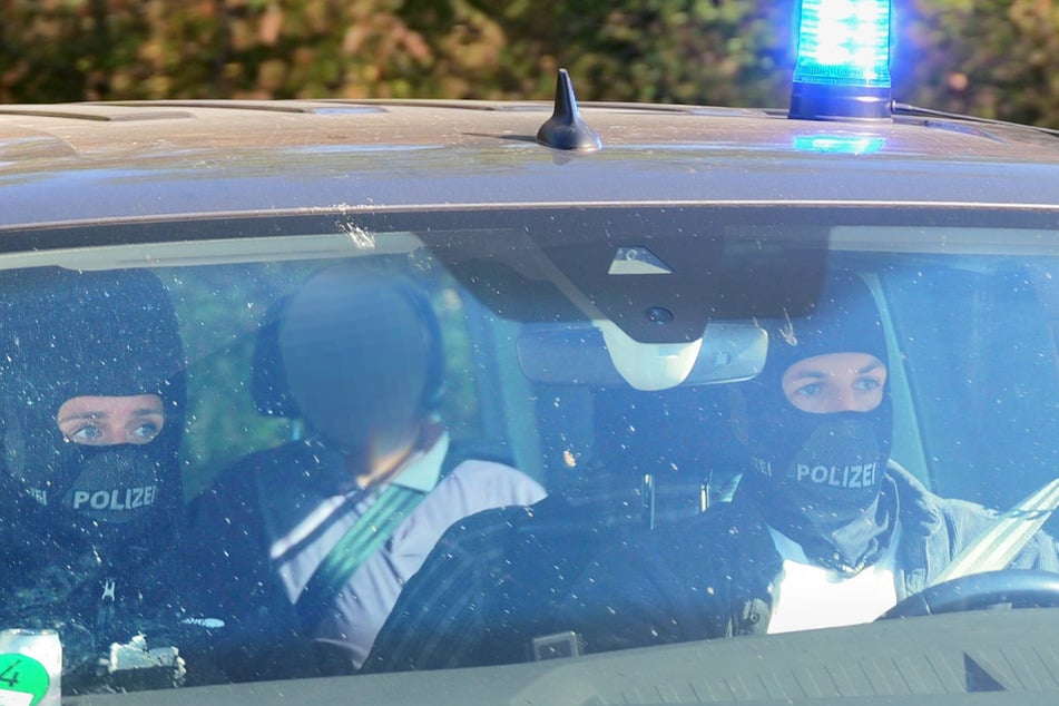 Manfred D. (M.), ein ehemaliger Büroleiter eines früheren BND-Präsidenten, soll wichtige Informationen gewinnbringend verwertet haben.