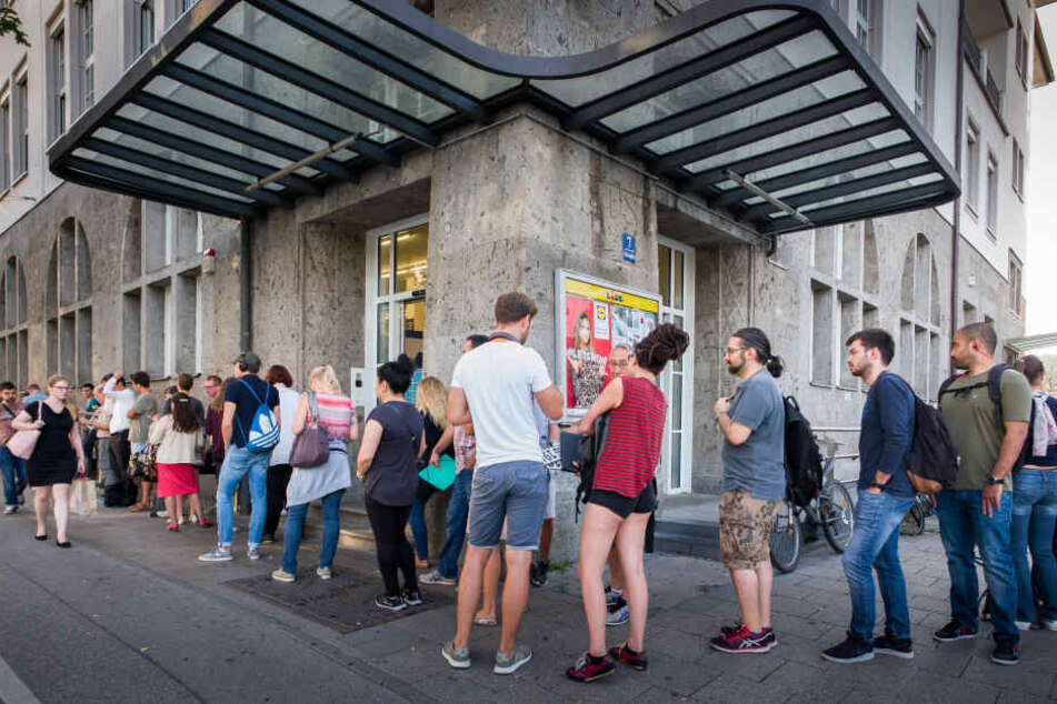 Eine Warteschlange hat sich vor dem Bürgeramt am Münchner Ostbahnhof gebildet. Langes Warten bei Ämtern soll bald Vergangenheit sein.
