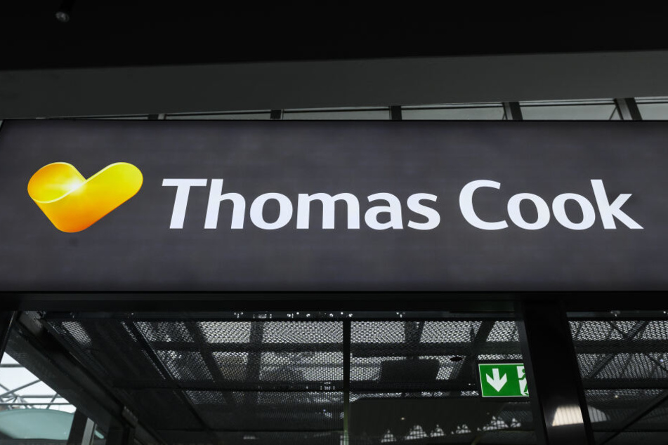 Das Logo von Thomas Cook an einem geschlossenen Service Center.