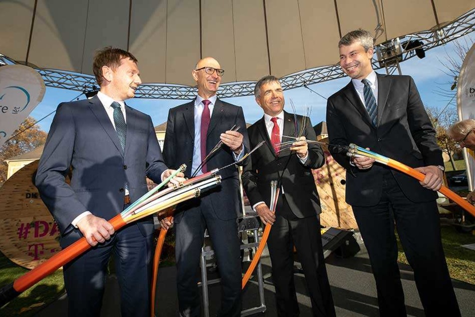 Schnelles Internet mit Glasfaser: Ministerpräsident Michael Kretschmer (43, CDU, v.l.), Telekom-Chef Höttges, Landrat Michael Harig (58, CDU) und der Parlamentarische Staatssekretär Steffen Bilger (39, CDU) läuteten die digitale Zukunft in der Lausitz ein