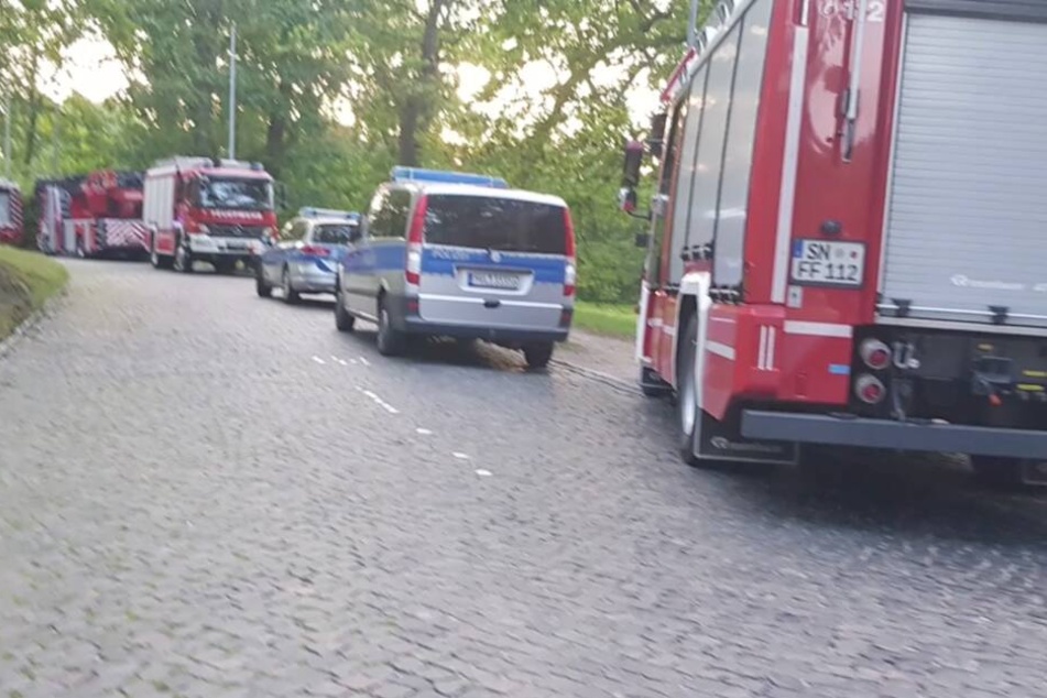 Einsatzkräfte eilen zum Unglücksort.