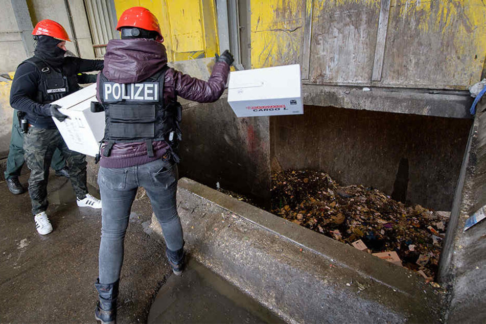 Die 550 Kilogramm Marihuana, die der Zoll in der Müllverbrennungsanlage vernichtet hat, haben Zollbeamte im Dezember 2016 auf einem Autohof an der A9 sichergestellt.