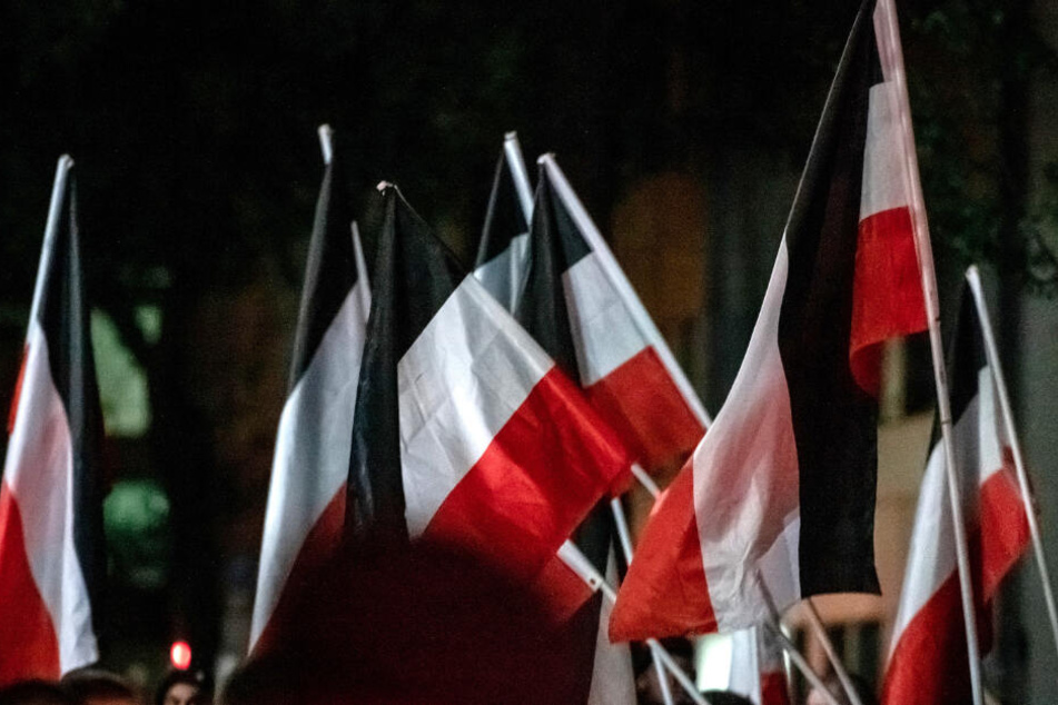 Reichsflaggen auf einer rechtsextremen Demonstration in Dortmund. (Archivbild)