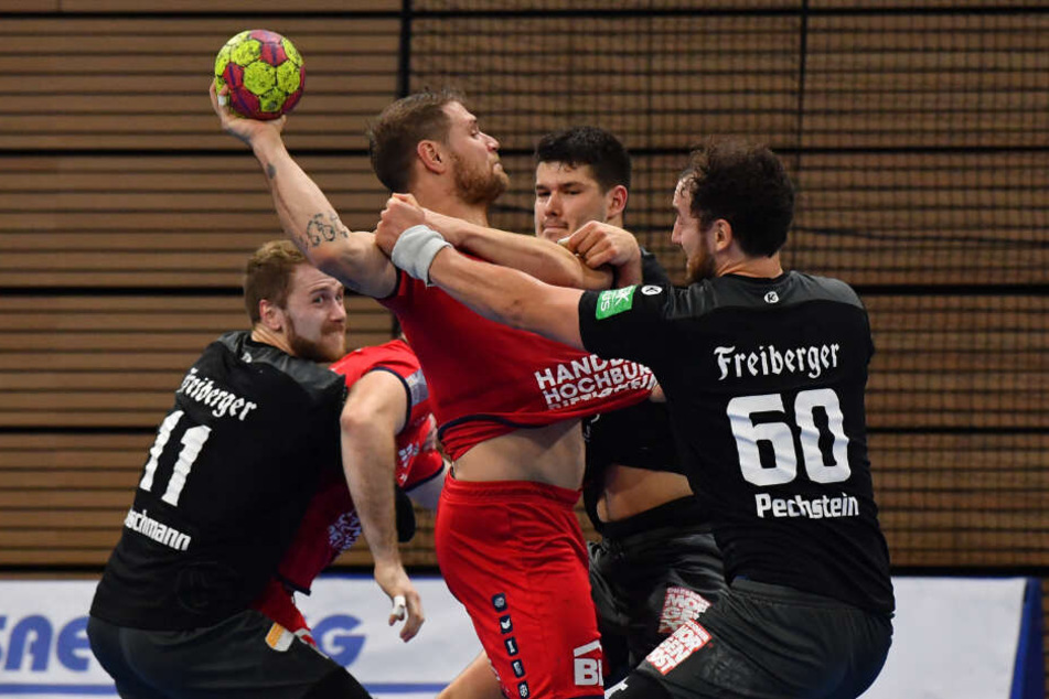 Am Ball: Michael Kraus (Bietigheim), links: Arseniy Buschmann, rechts: Marc Pechstein und dahinter Philip Jungemann (alle Dresden).