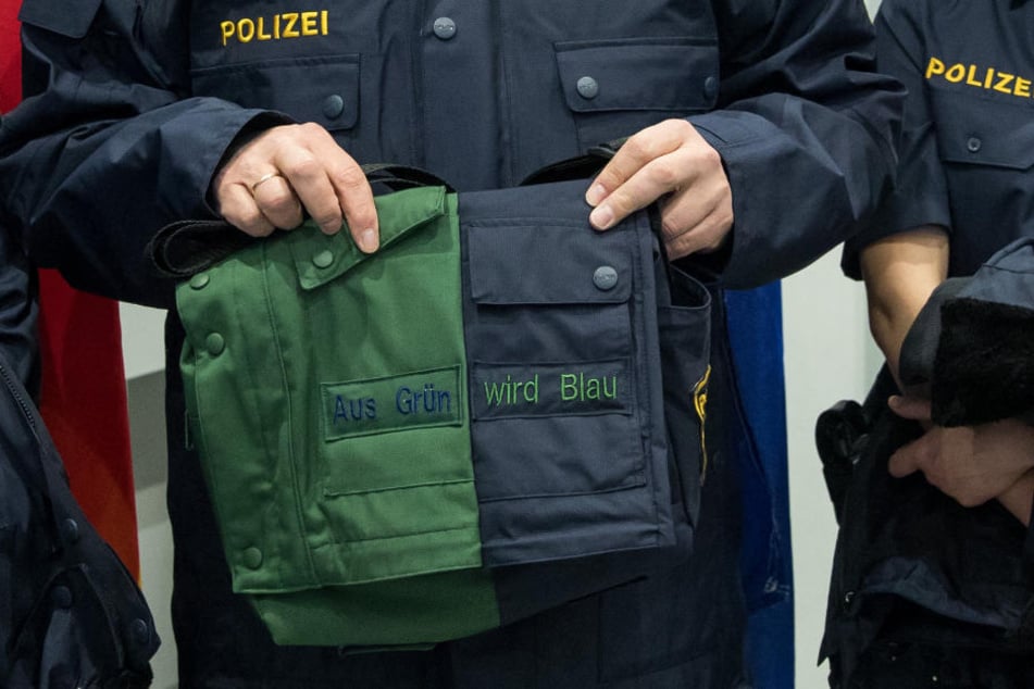 Als erstes Bundesland hatte Hamburg im Jahr 2004 blaue Uniformen eingeführt. (Symbolbild)