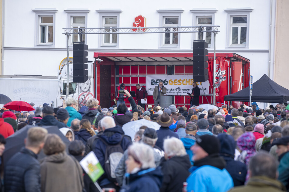 In Annaberg-Buchholz versammelten sich am Dienstag Hunderte Menschen, darunter auch etliche Unternehmer und Mitarbeiter, um gegen die aktuelle Energiepolitik der Bundesregierung zu demonstrieren.