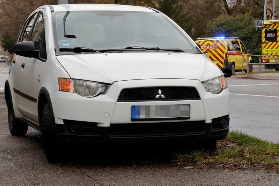 Der Mitsubishi-Fahrer (59) übersah die Fußgängerin (79) beim Abbiegen.