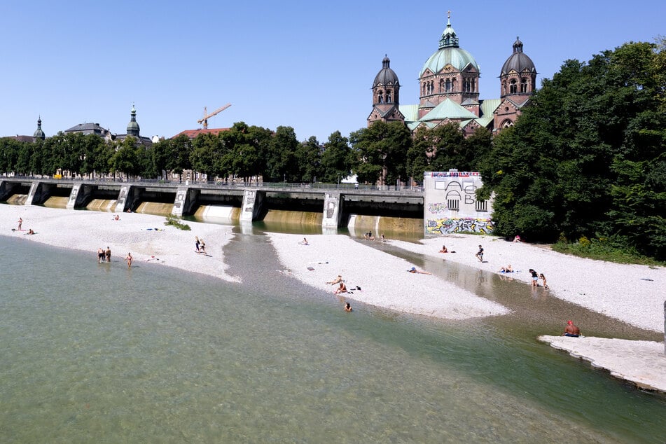 Das Wehr an der Lukaskirche in München spielt beim Wasserstand der Isar eine entscheidende Rolle.