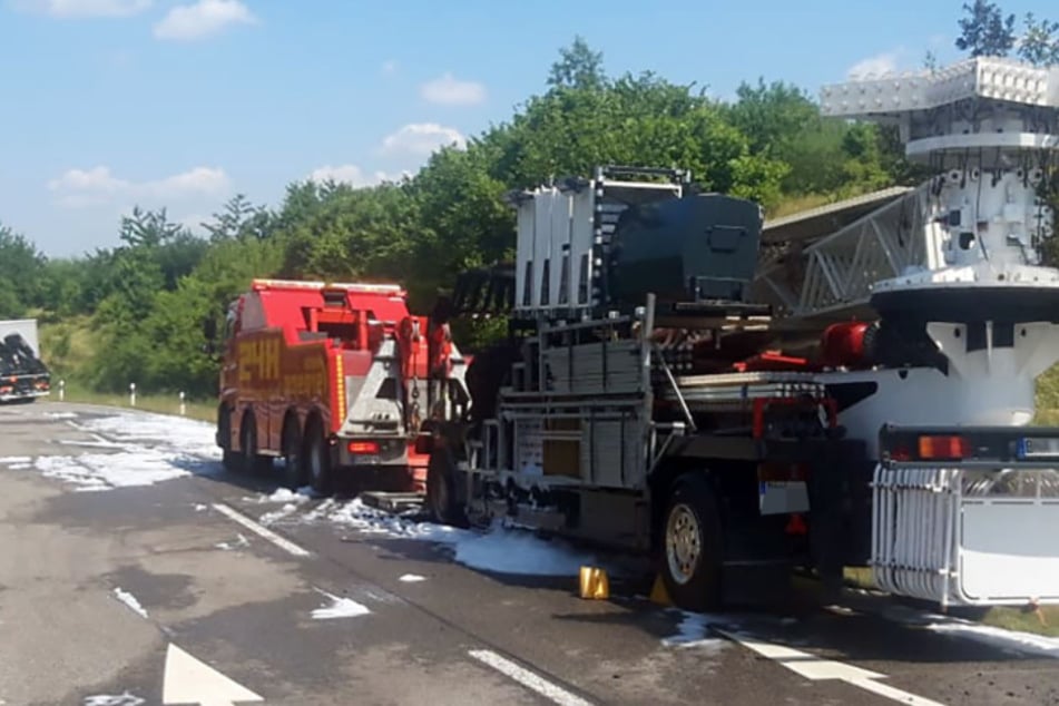 Unfall A72: Anhänger fängt auf A72 Feuer: Autobahnabfahrt stundenlang gesperrt