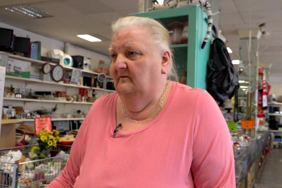 Hartz-IV-Empfängerin Siggi (66) hat Geldnot und muss ihre Nähmaschine verkaufen.