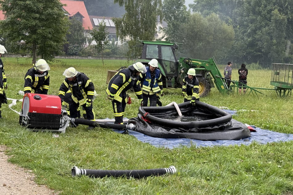 Weil das öffentliche Hydrantennetz nicht genug hergab, musste die Feuerwehr den örtlichen Otterbach anzapfen.