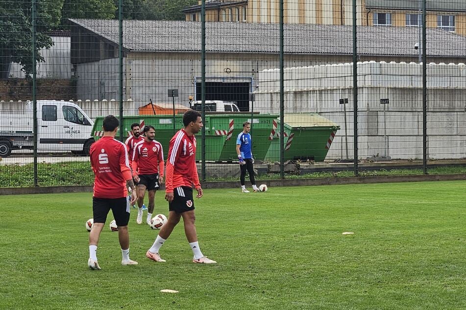 Leon Guwara (30, r.) gilt als aussichtsreiche kurzfristige Lösung.