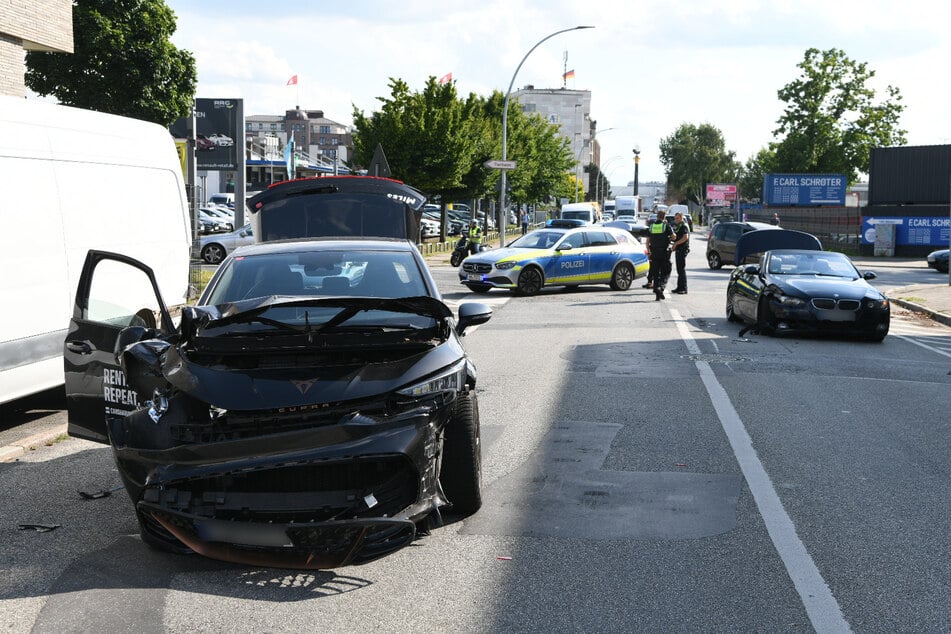 Die Straße war nach dem Frontalcrash etwa eine Stunde lang gesperrt.