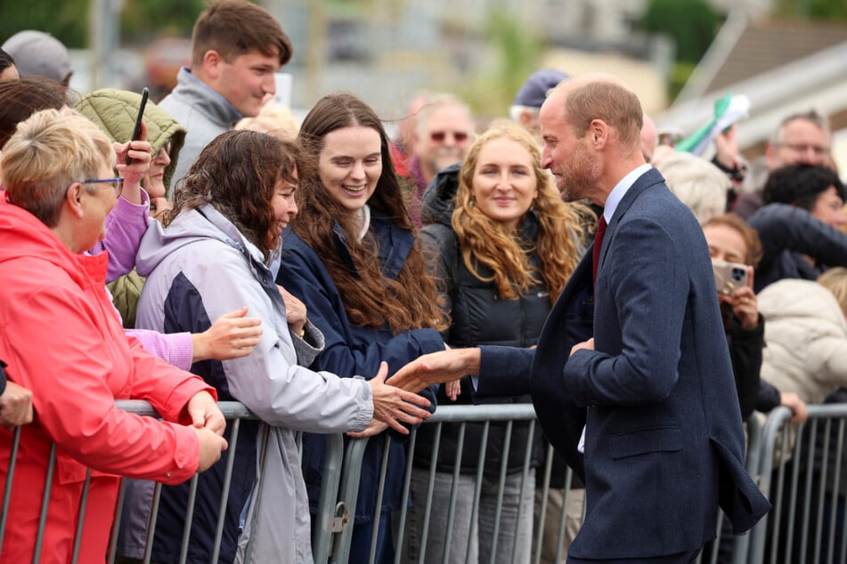 Bei einem Besuch in der südwalisischen Stadt Llanelli traf Prinz William (42) mit Schülern und Eltern zusammen.