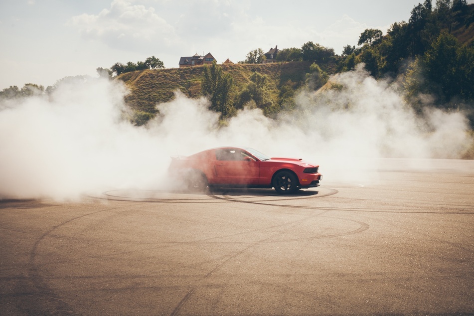 Mit dem Rennwagen über die Piste zu driften ist nicht nur was für junge Männer, auch viele Opas werden sich über dieses Action-Erlebnis freuen.