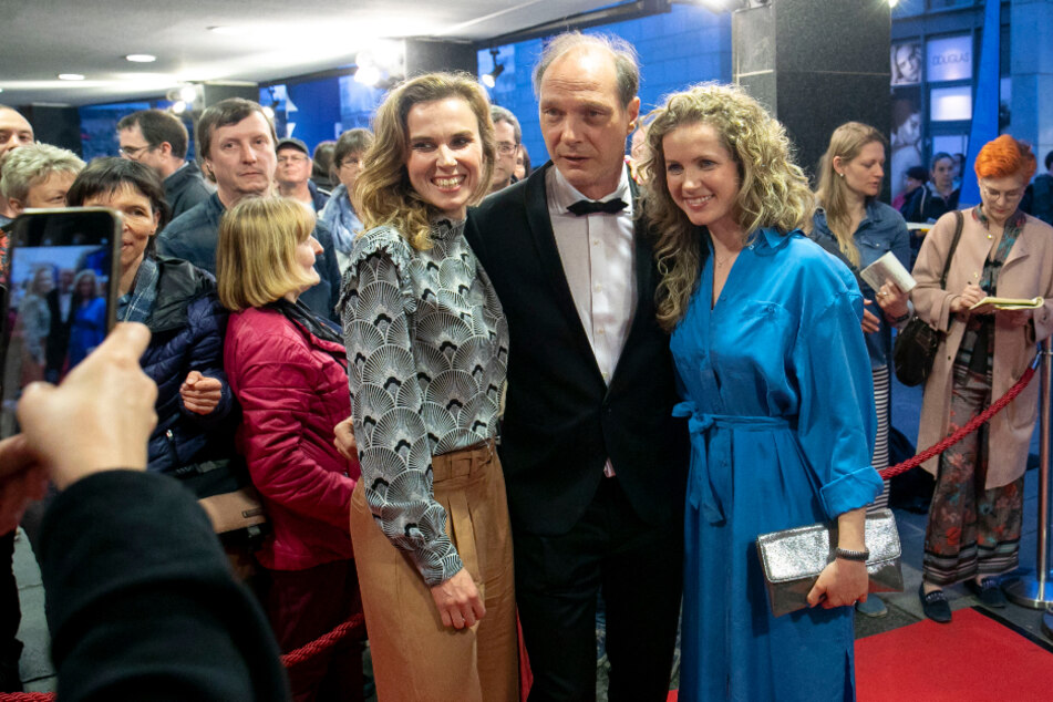 Gedrängel bei der "Tatort"-Preview im April 2019. Mittendrin die Hauptdarsteller Karin Hanczewski, Martin Brambach und Cornelia Gröschel (v.l.).