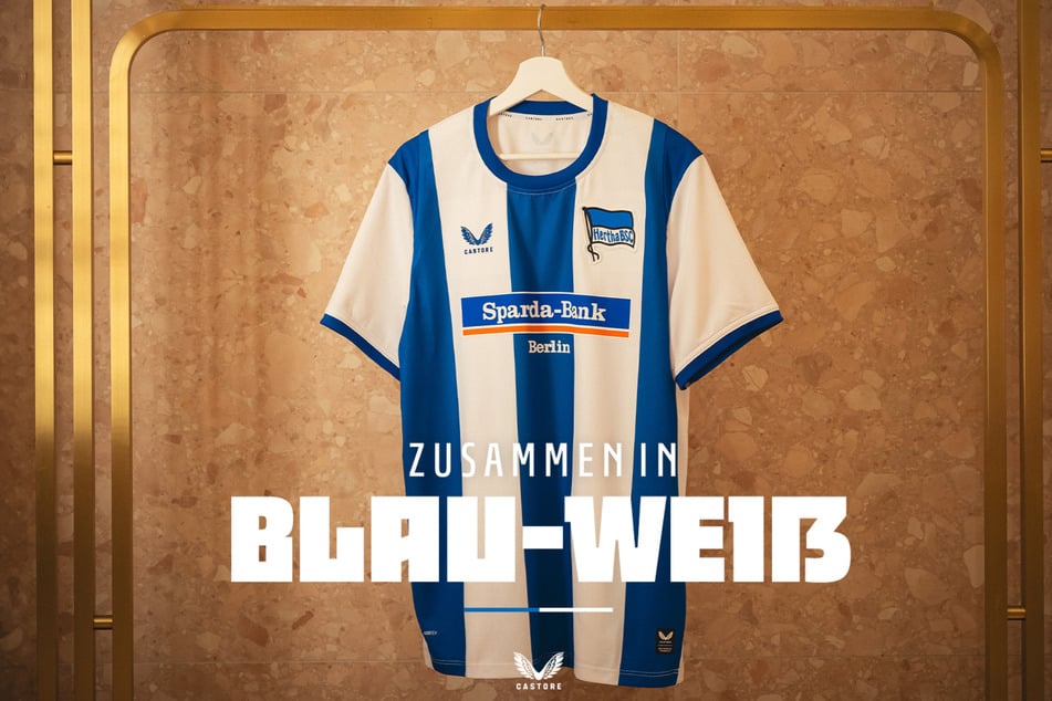 Da hängt es: Das neue Heimtrikot von Hertha BSC ist da.