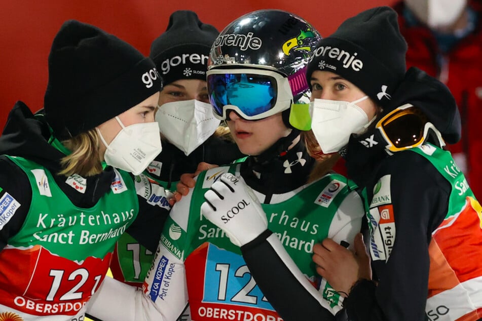 Sloweniens Skispringerinnen Nika Kriznar, Spela Rogelj, Ema Klinec und Ursa Bogataj (l.-r.) stehen in Oberstdorf zusammen.