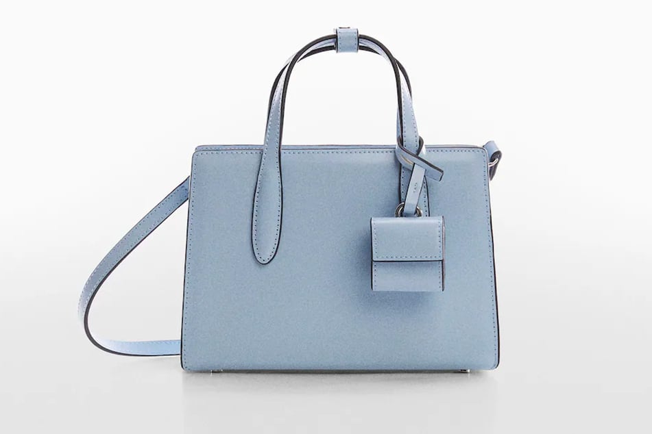 Die elegante hellblaue Handtasche von Mango bietet viel Stauraum.