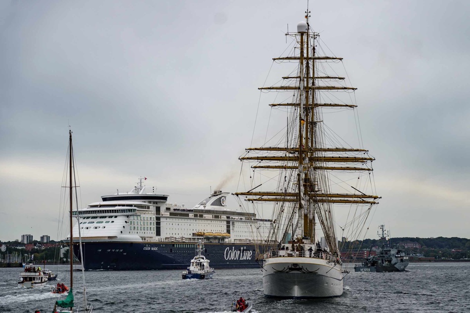 Das Segelschulschiff "Gorch Fock" fährt auf der Kieler Förde. Nach mehrjähriger Sanierung kehrt das Schiff in seinen Heimathafen zurück.